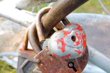 Korkulukların üzerinde eski püskü kalp şeklinde bir kilit açıldı.   