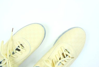 Açık bej renkli kadın spor ayakkabıları. konsept çalışma. Kadın modası. Moda ayakkabılar. Spor ayakkabılar, sıradan ayakkabılar. en küçük resim