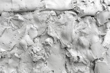 yüzey kuru çimento harcı ve duvara pürüzlü tümsekler uygulanır