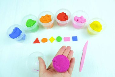 Modelleme için renkli kütle, çocukların yaratıcılığı için plastik, renkli geometrik şekiller, sarı arkaplan