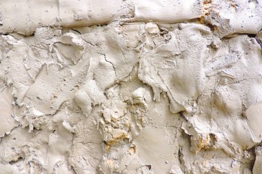 yüzey kuru çimento harcı ve duvara pürüzlü tümsekler uygulanır