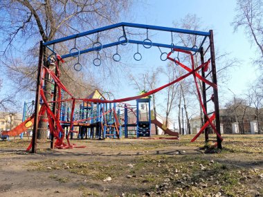 Çocuk parkı halka açık kırmızı yasaklama kurdelelerine kapalıdır. Karantina