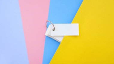 Metal bir halkayla bağlanmış kağıt ve boş kağıtların çoklu renkli arkaplanı, boşluğu kopyala