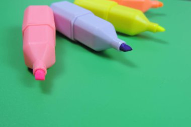 yeşil arkaplanda renkli işaretler