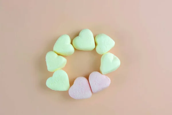 Marshmallow Candies Form Hearts Laid Out Circle Pink Background — Stock Photo, Image