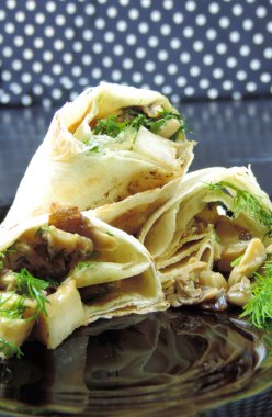 Mantar, sebze ve baharatla doldurulmuş lavaş.          