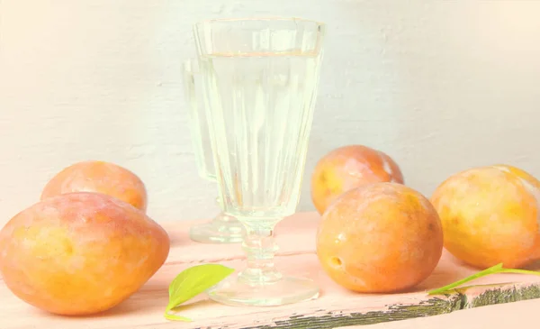 Rijpe Pruimen Twee Glazen Pruimenbrandewijn — Stockfoto