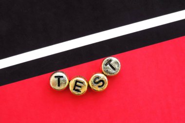 Siyah kırmızı çizgili arka planda metal altın harflerin test kelimesi          