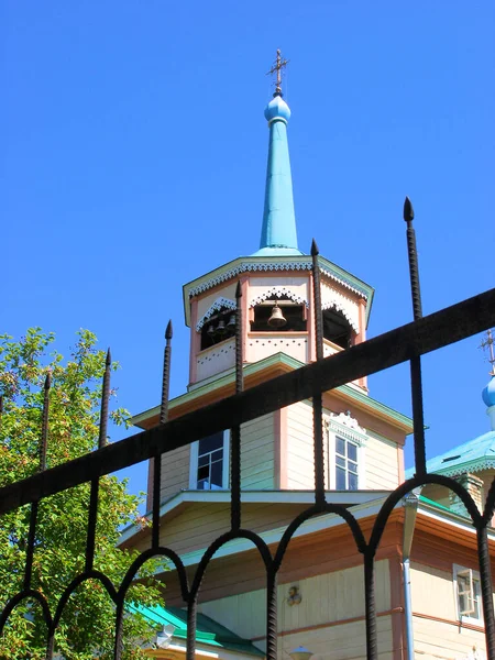 Kyrkan Träbyggnad Med Vackra Träsniderier Klockor Malceski Barer Staketet Listvyanka — Stockfoto