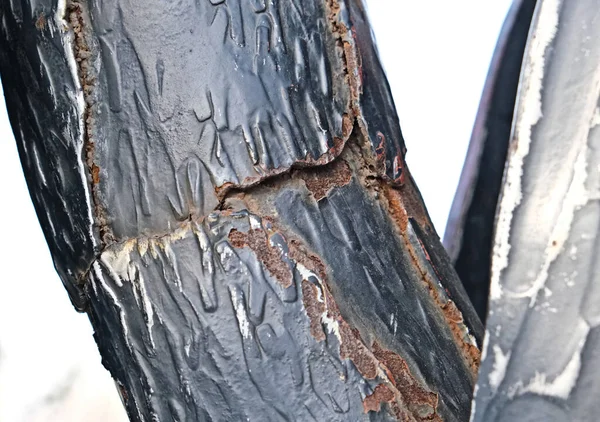 扭曲的杆状金属 锈蚀的金属纹理 带有剥皮漆的金属的深层断裂 防腐蚀漆的概念 — 图库照片