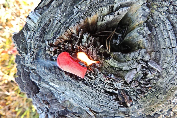 Corazón Rojo Ardiente Llamas Sobre Madera Quemada —  Fotos de Stock