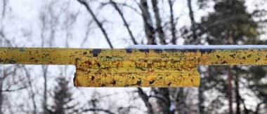 Sarı direkli metal, paslı metal dokusu, derisi soyulmuş metal kırığı, paslanma önleyici boya kavramı..