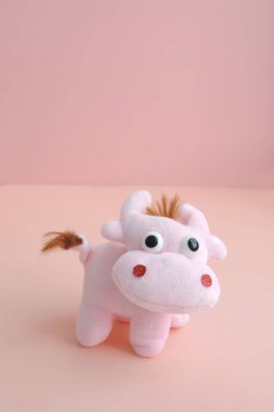   Şirin pembe boğa heykelciği. Yeni yıl tebrik kartı ve metin için bedava fotokopi alanı. Çin Boğa Yılı, Zodiac Sembolü 2021        