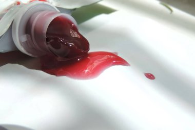 Tüpten sıkılmış böğürtlen kırmızı reçeli