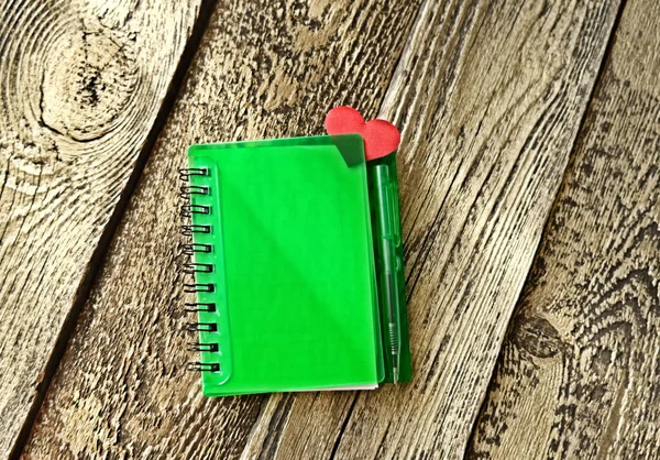 Concetto San Valentino Con Cuore Rosso Blocco Note Verde Fondo — Foto Stock