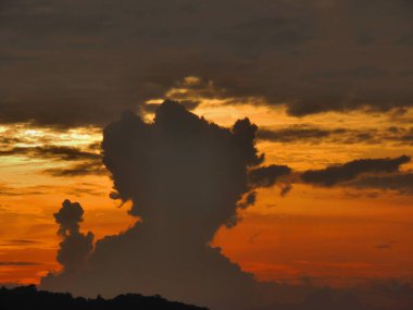 Gök gürültüsü bulutları oluşmaya başlayan Cumulus bulutlarını tehdit ediyor. Gün batımı. Tayland, Phuket. Fırtına geliyor konsepti.