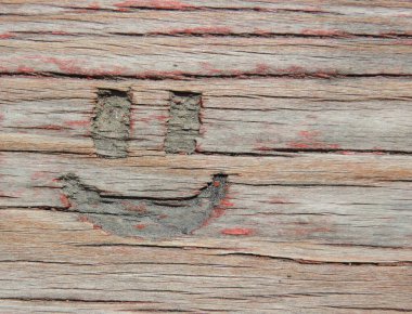 gülen yüz eski ahşap bir yüzeye oyulur.          