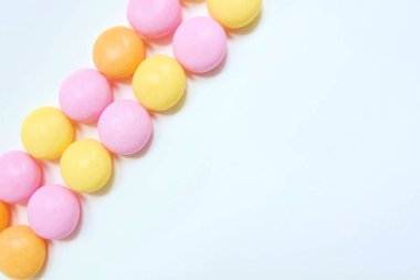 yuvarlak renkli vitamin hapları beyaz arka planda, kopyalama alanı, düz yatış