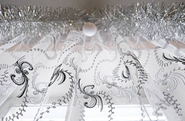 Klasik dantel tül, süslü süs ve dekorasyon, alt manzara, asılı kumaşta dalgalar ve kırışıklıklar. Büyükannemin sıcak evi. Geriye dönük iç mekan. Kısmen bulanık