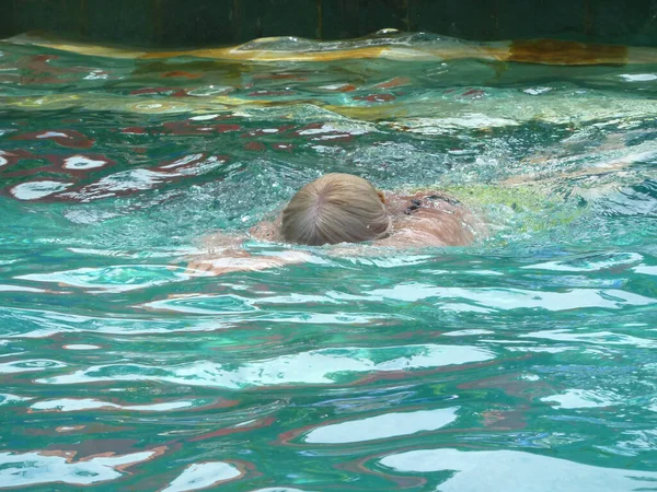 Mulher Superfície Água Piscina Rosto Subaquático — Fotografia de Stock
