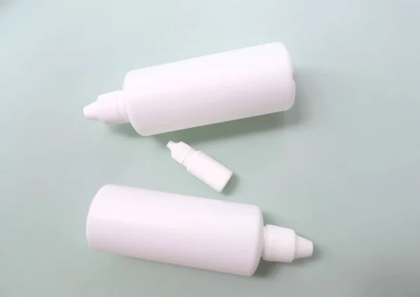 Temiz Boş Plastik Şişeler Küçük Büyük Marka Düzeni Için Boş — Stok fotoğraf