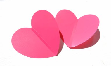 iki kırmızı-pembe kalp, aşk konsepti, minimalizm