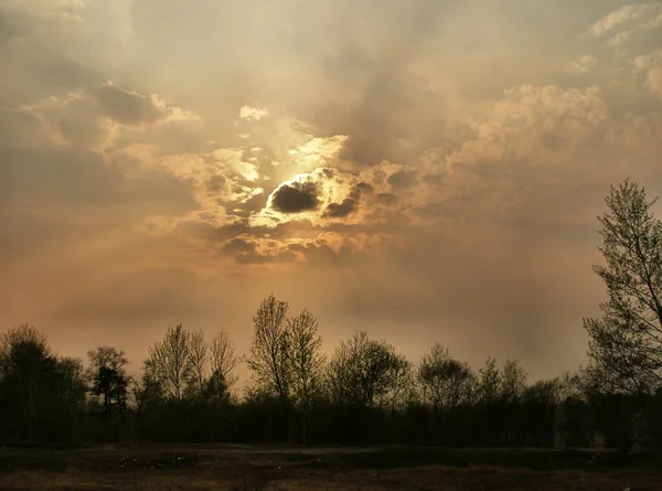 日落时分或日出时分 柔和而朦胧的呼吸着多云的天空 戏剧化的天空笼罩着夕阳西下的云彩 和平与安宁的概念 — 图库照片