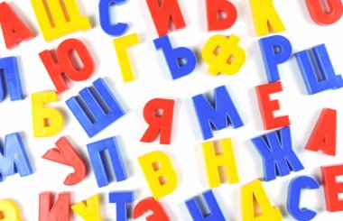 Rus alfabesinin renkli harflerinin arkaplanı kaotik bir sırayla.