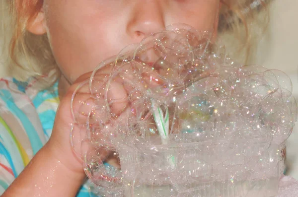 Закрыть Ребенка Дует Пузырьки Через Пластиковую Трубку Мыльной Пены Детей — стоковое фото