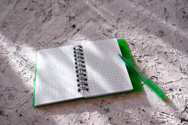 soyut arkaplan üzerindeki kalem ile ileti için boş bir not defteri ve gölge sayfası