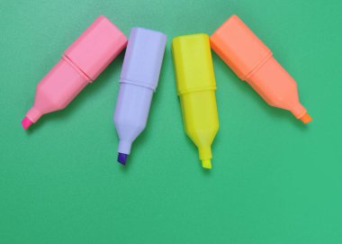 Yeşil Arkaplan veya Duvar Kağıdı üzerinde çok renkli fosforlu kalemler Boşluk Üst Görünümü kopyala, takım çalışması konsepti