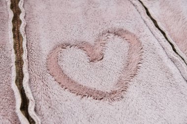 Kürklü, sıcacık giysilerin üzerinde kalp. Tatiller, sevgililer günü, kutlamalar, aşk, moda ve cazibe kavramı.