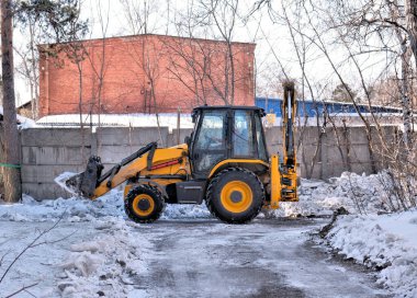 Kar temizleme ekipmanları, buldozer makinesi, erimiş karların temizlenmesi, ilkbahar.