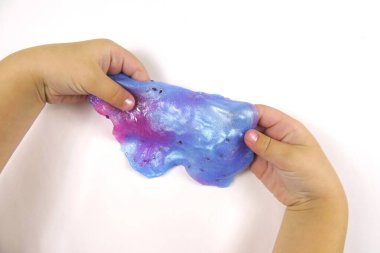  Çocuk neon şeffaf sümükle oynuyor içinde parıltı, çocukluk, eğlence ve insanların kavramı var.         