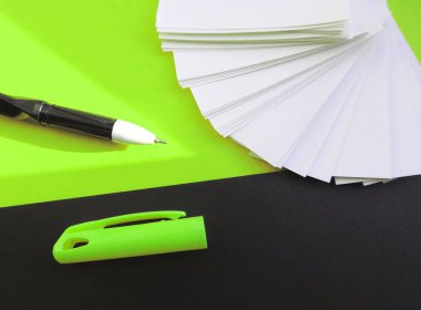 Notepad 'in boş sayfaları, maket, kalem ve siyah yeşil nane arkaplanı. Kopyalama alanı, düz tasarım, tasarım. Planlama konsepti, eğitim. Çalışma Alanı.