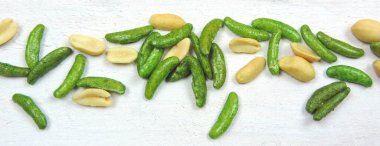 Yeşil pirinç, baharatlı kraker ve fıstık.