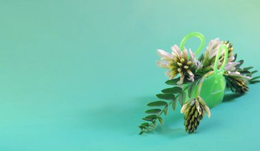  Yeşil bir çantadaki çiçekler veya yeşil bir arkaplanda vazo, dekoratif çiçek kompozisyonu        