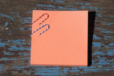 yazılar için yeri olan turuncu boş çıkartmalar, soyulmuş mavi boya yüzeyi olan ahşap arkaplan