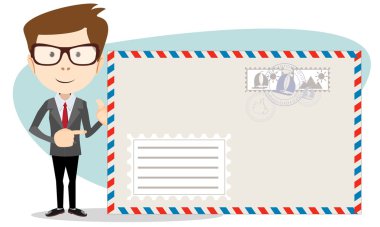 Bir büyük posta zarf ve dostça gülümseyen ofis çalışanı duruyor
