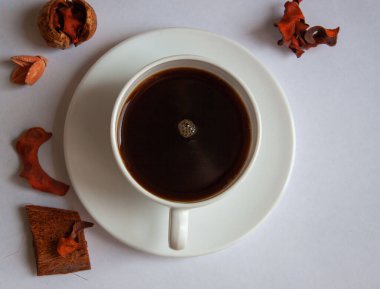 Kahvaltı için bir fincan aromatik kahve.