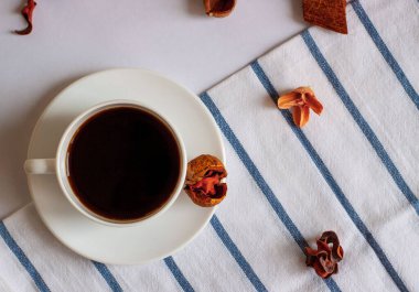 Kahvaltı için bir fincan aromatik kahve.