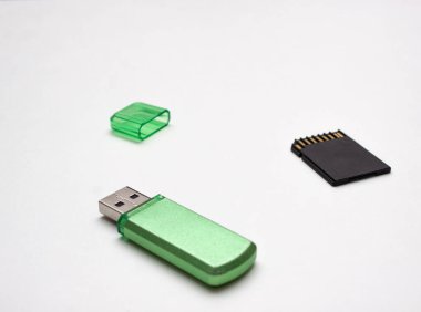 İki hafıza kartı, biri yeşil, biri siyah.