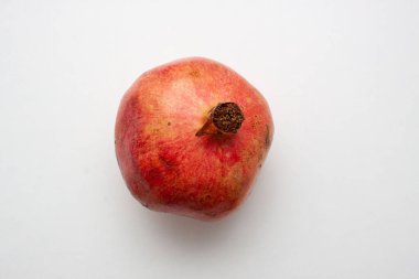 Beyaz arka planda sulu olgun nar.