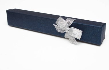 Gümüş fiyonklu hediye kutusu