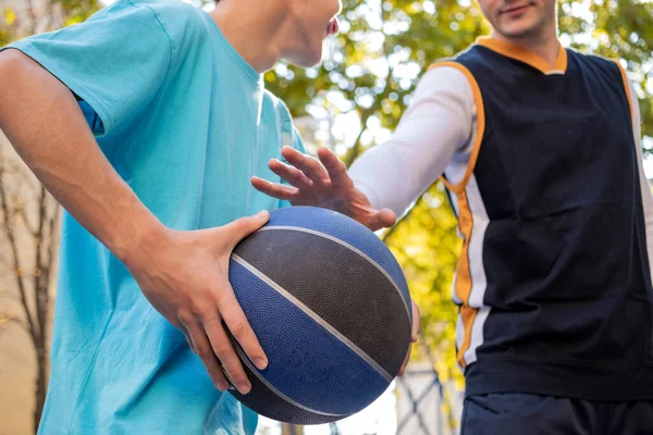 Basketbol oynuyordum. Koç, genç oyuncuyu teke tek çalıştırıyor. Oyundaki en iyi hamleler. Topu tutarken ve korurken ellerinizi yakın tutun. Spor ve sağlıklı yaşam tarzı.