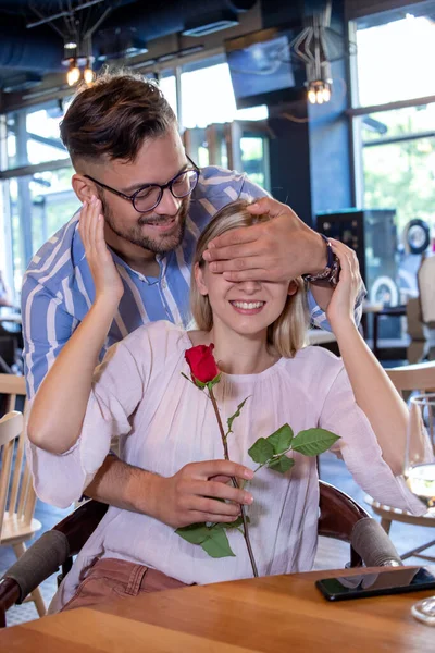 Молода Романтична Пара Побаченні Ресторані Хлопець Дивує Свою Дівчину Ззаду — стокове фото