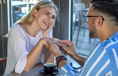 Genç romantik çift restoranda buluşuyor. Sevgilisinin sevgililer gününde parmağına nişan yüzüğü takarak kız arkadaşına evlenme teklif etmesi..