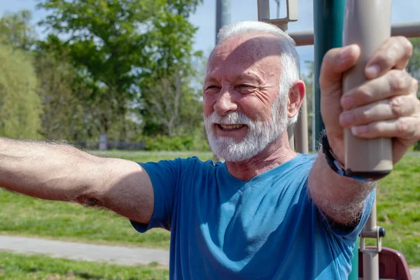 Senior Grey Bearded Man Exercises Public Gym Equipment Open Air — Stock Photo, Image
