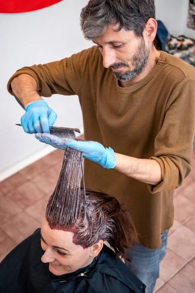 Friseur Färbt Haare Der Kundin Schönheitssalon Mit Den Händen Blauen — Stockfoto