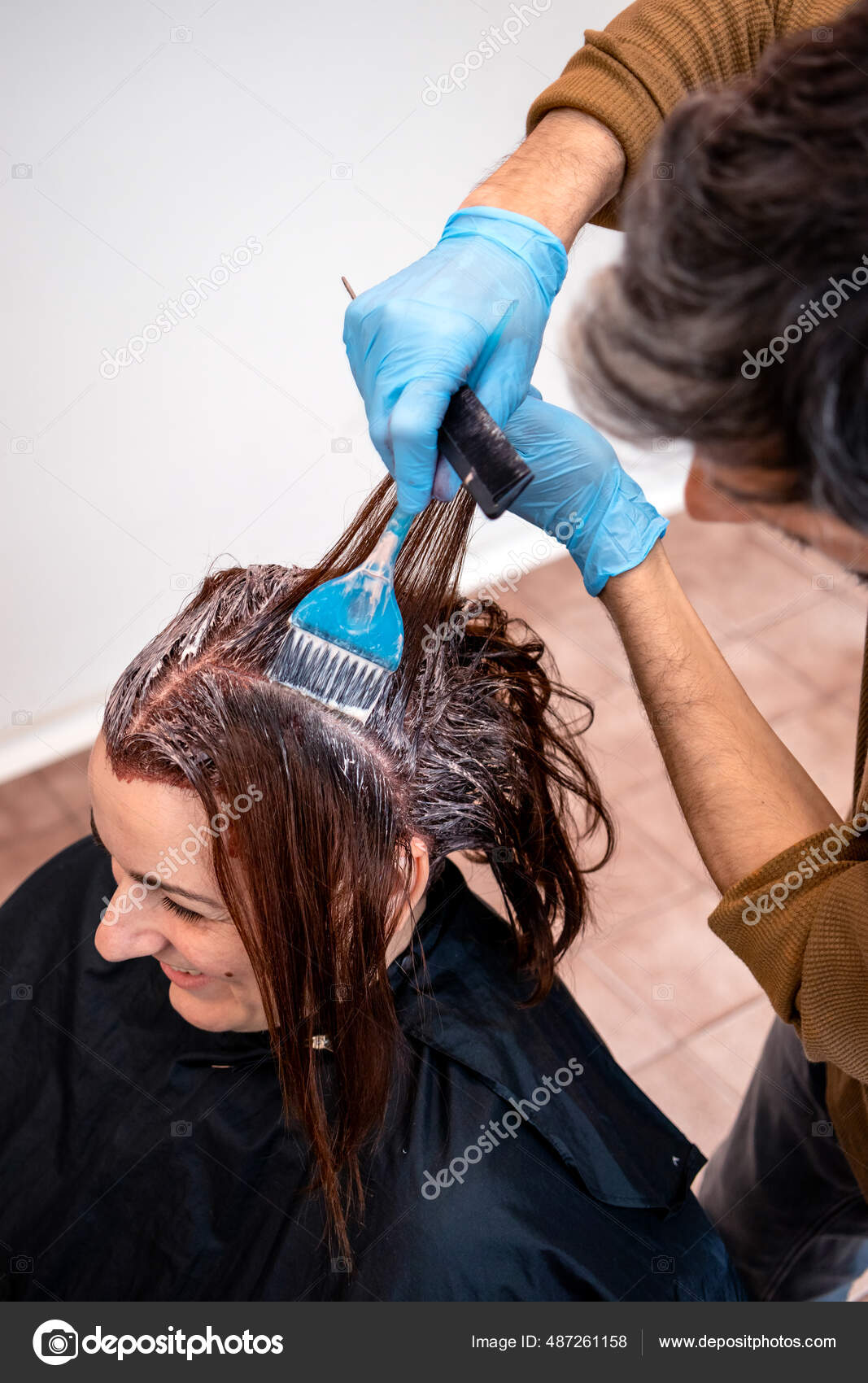 Cabeleireiro Com Cliente No Salão De Beleza . Foto de Stock